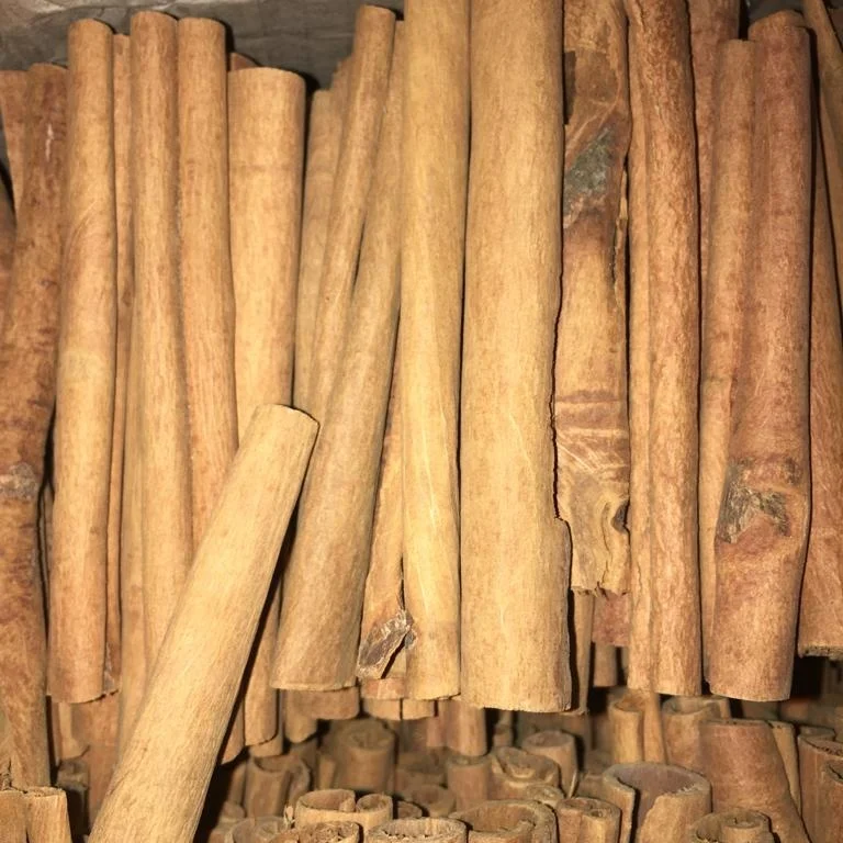 Чистые и натуральные рулоны корицы (кассия)