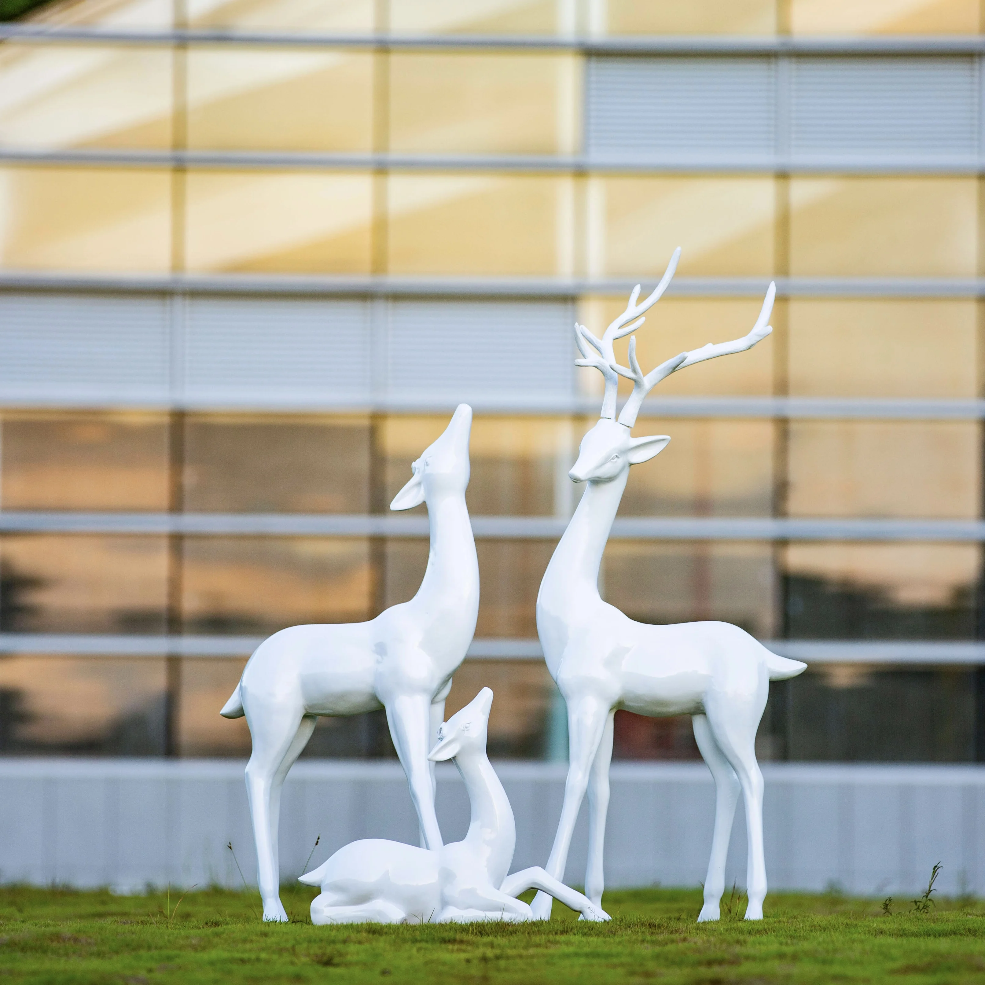 Shopping Mall Front Door Decoration Garden Decoration Resin Art Fiberglass Deer Sculpture