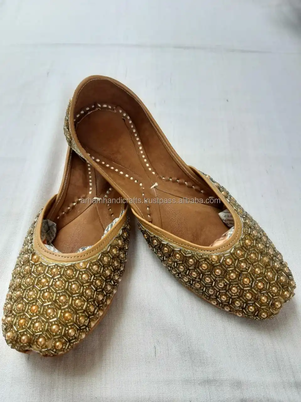 Embroidery Juttis Ladies Breathable Leather Shoe Strap Closure Flat Design Anti-Slip Jelly Insole Party Wear Indian Traditions