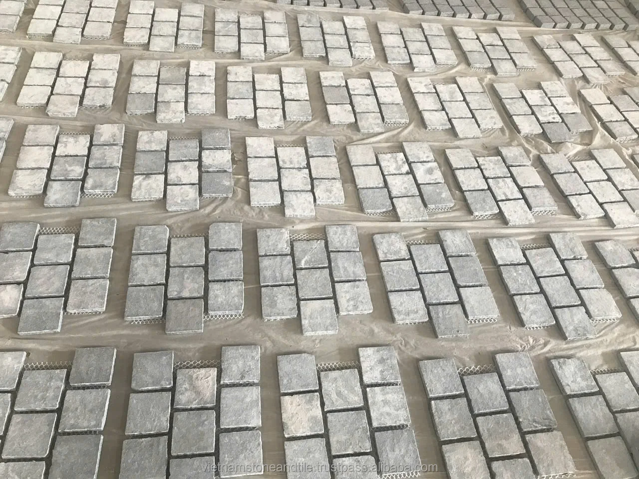 Cheap Garden Courtyard Anti-slip Basalt Cubic on Mesh Paver Stone Granite Cobbles Driveway Wholesale Pavers Outdoor Cobblestone