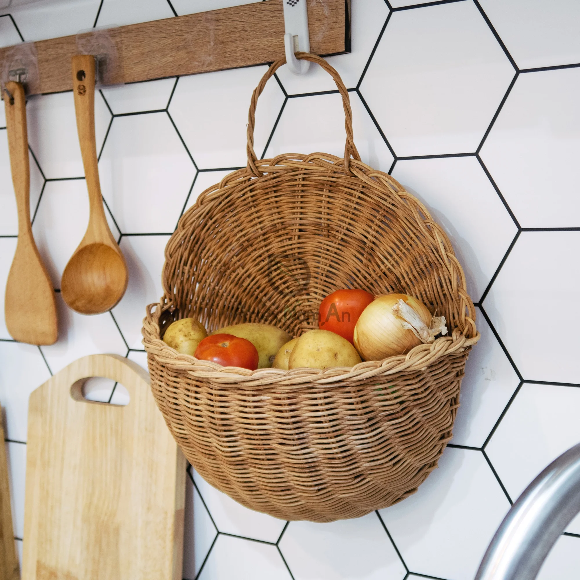 Rattan semi circle hanging basket/wicker wall mounted fruit and vegetable basket/flower hanging baskets on wall