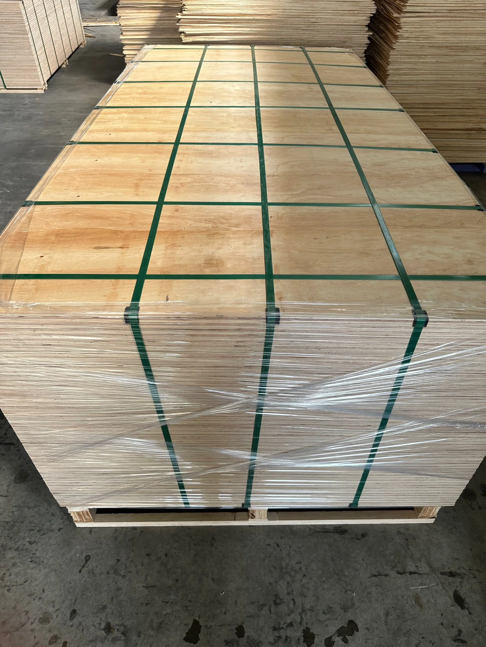 LVB Plywood standard thickness with natural colors core Acacia, Rubber, Pine Glue E0 suitable for making furniture