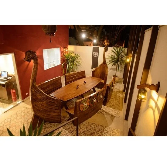 Обеденный стол и стул в форме кораблей викингов