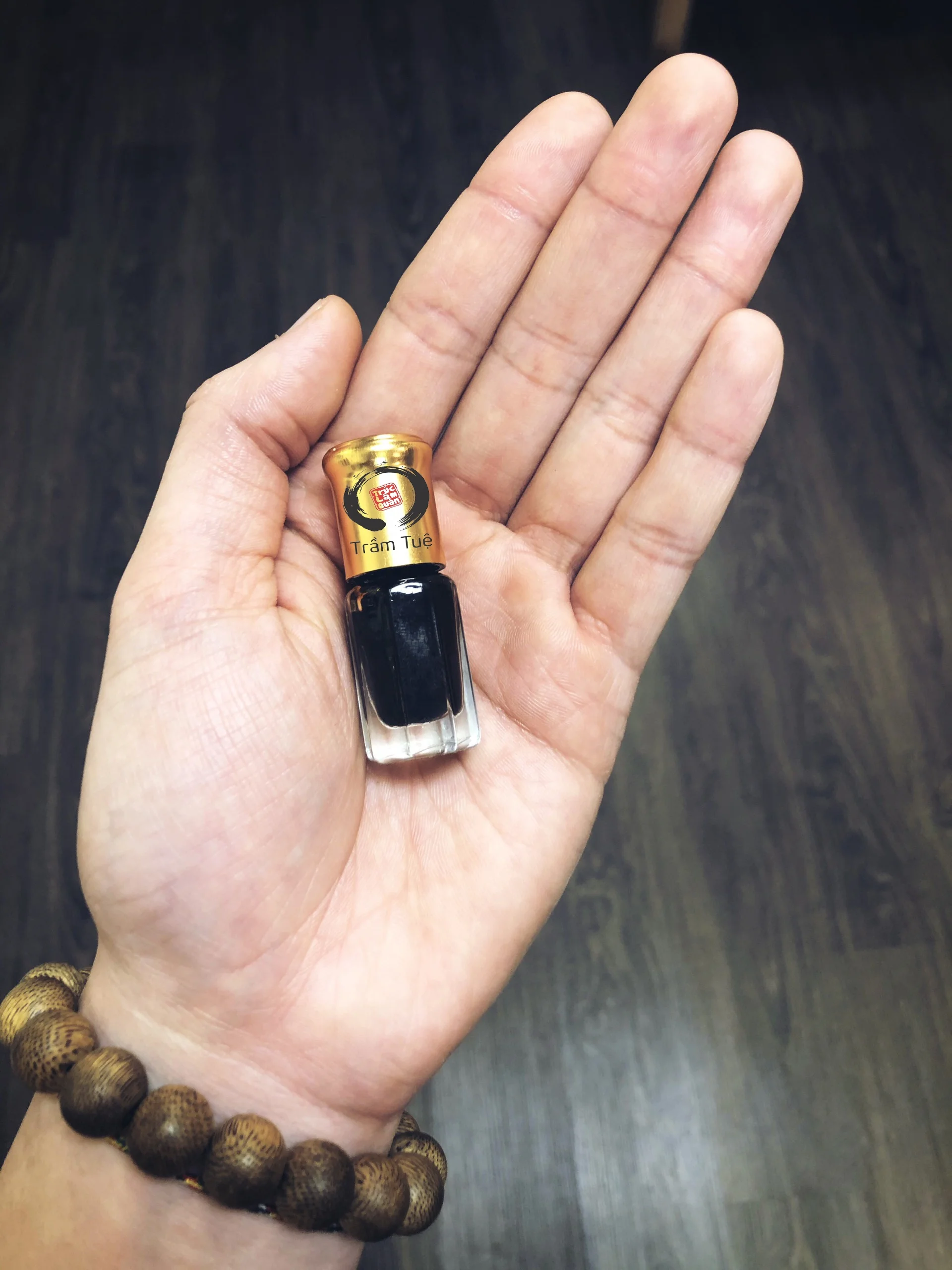 Vietnam Pure high-quality Agarwood Oud Essential Oil, one of main materials to make famous perfumes