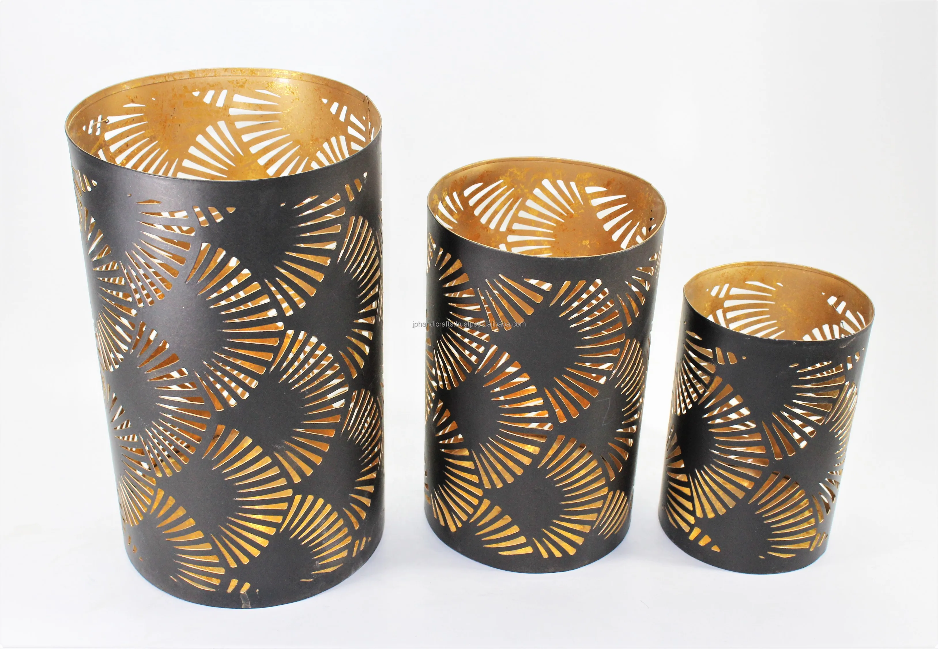 Лучшая цена домашний декоративный Настольный металлический подсвечник для чайной свечи с гравировкой набор из 2 штук