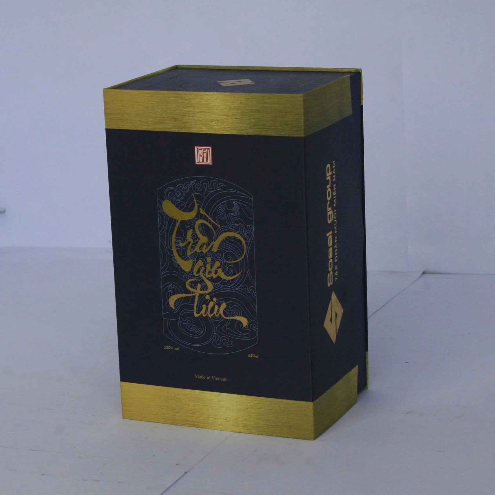 Custom Luxury Alcohol Foldable Gift Box Magnetic Paper Folding Packaging for Beverages Bottle Enclosure