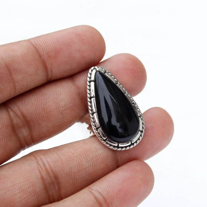 Кольцо ручной работы из серебра 925 пробы с черным ониксом 26*12