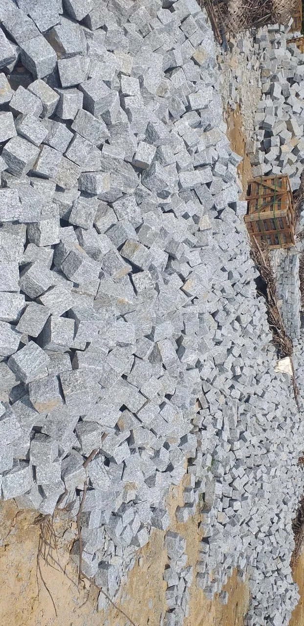 Индийские серые гранитные плитки Натуральная поверхность кубические камни палубки патио дорожка парковочные оптовая продажа брусчатые