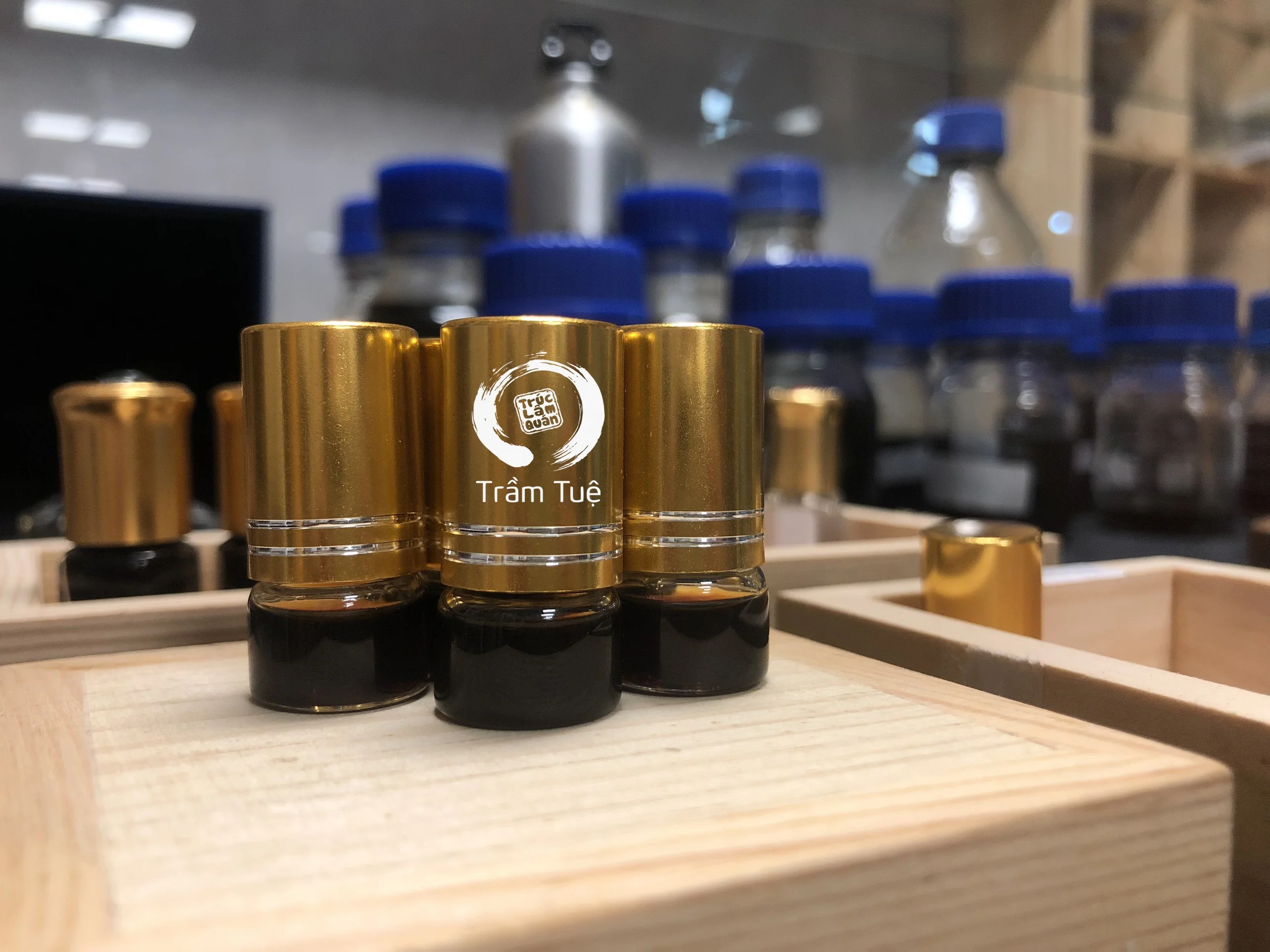 Vietnam Pure high-quality Agarwood Oud Essential Oil, one of main materials to make famous perfumes