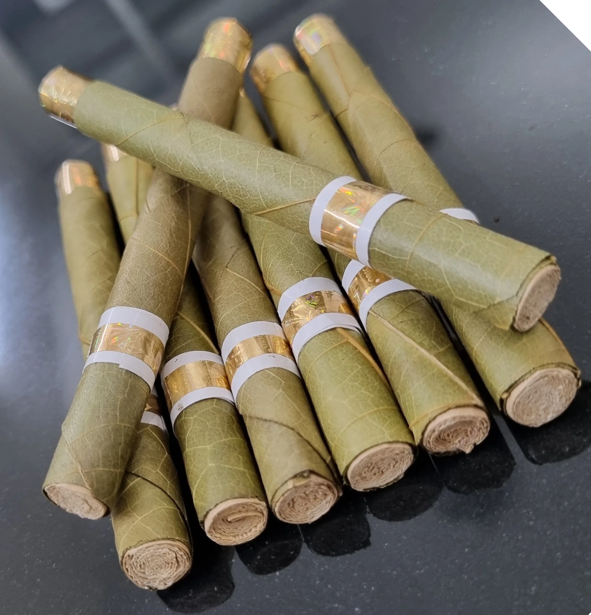 Organic hand rolled Best compatible leaf to filled herbal mixture & buds Full Natural taste pleasurable Super Slow Burning Leaf