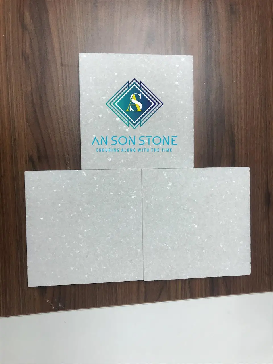 Белая мраморная плитка с пескоструйной обработкой