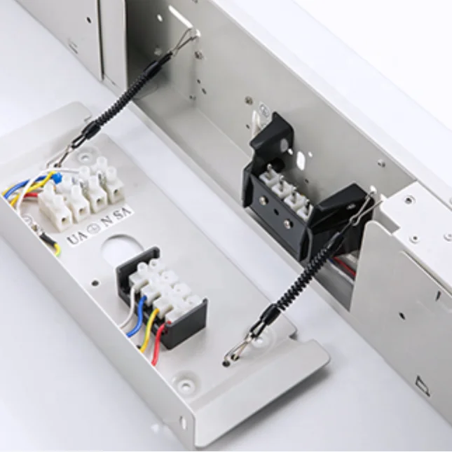 SMD2835 Chip 5 Years Warranty LED batten light achieve a high lm/w rating impact resistant and reduce glares