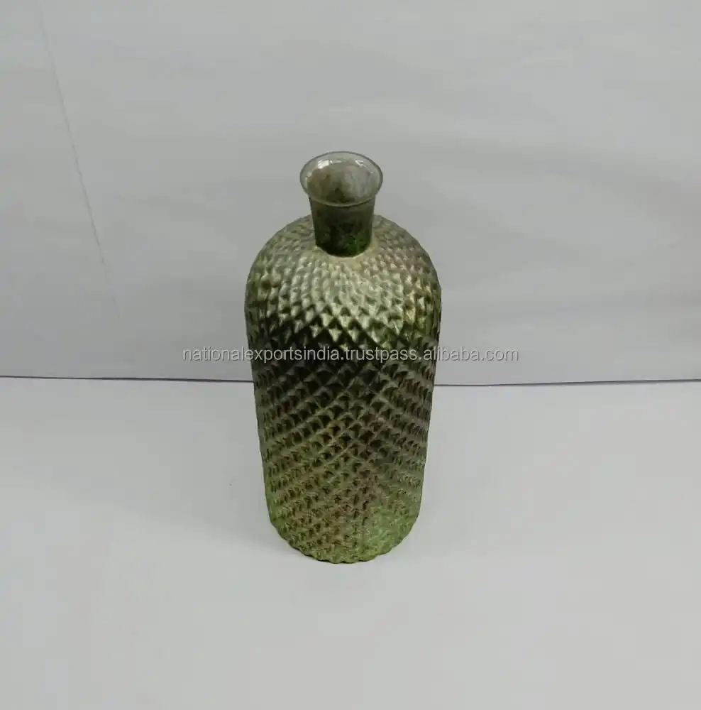 
 Тонкая нижняя большая и толстая шея маленькие кованые блестящие вазы глянцевого вида с никелевым покрытием  