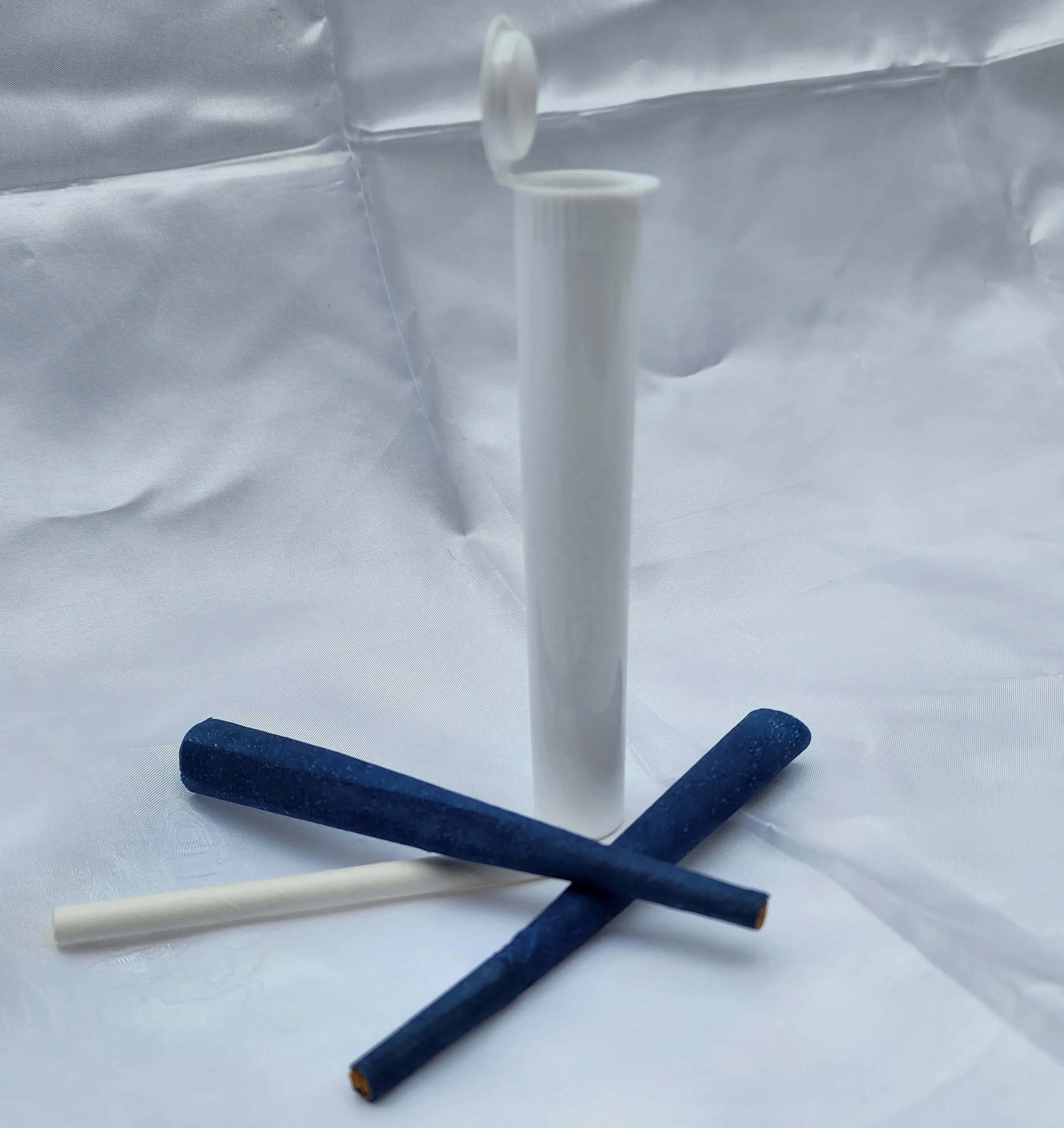 Ultra sustainable ultra-thin paper 100% natural fibers 1- 1/4 and king size slow-burning Paper Goji berry Blue berry Banana Pine