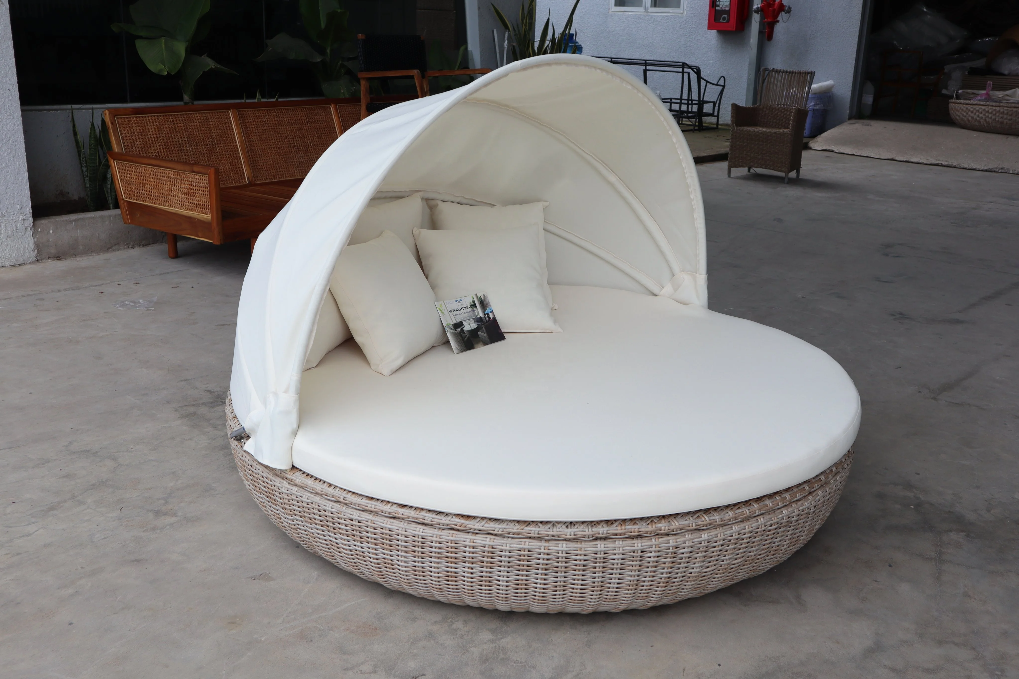 PRSB-002N Outdoor  round sunbed with canopy wicker rattan furniture made in Vietnam for Outdoor Garden Patio relaxing seating