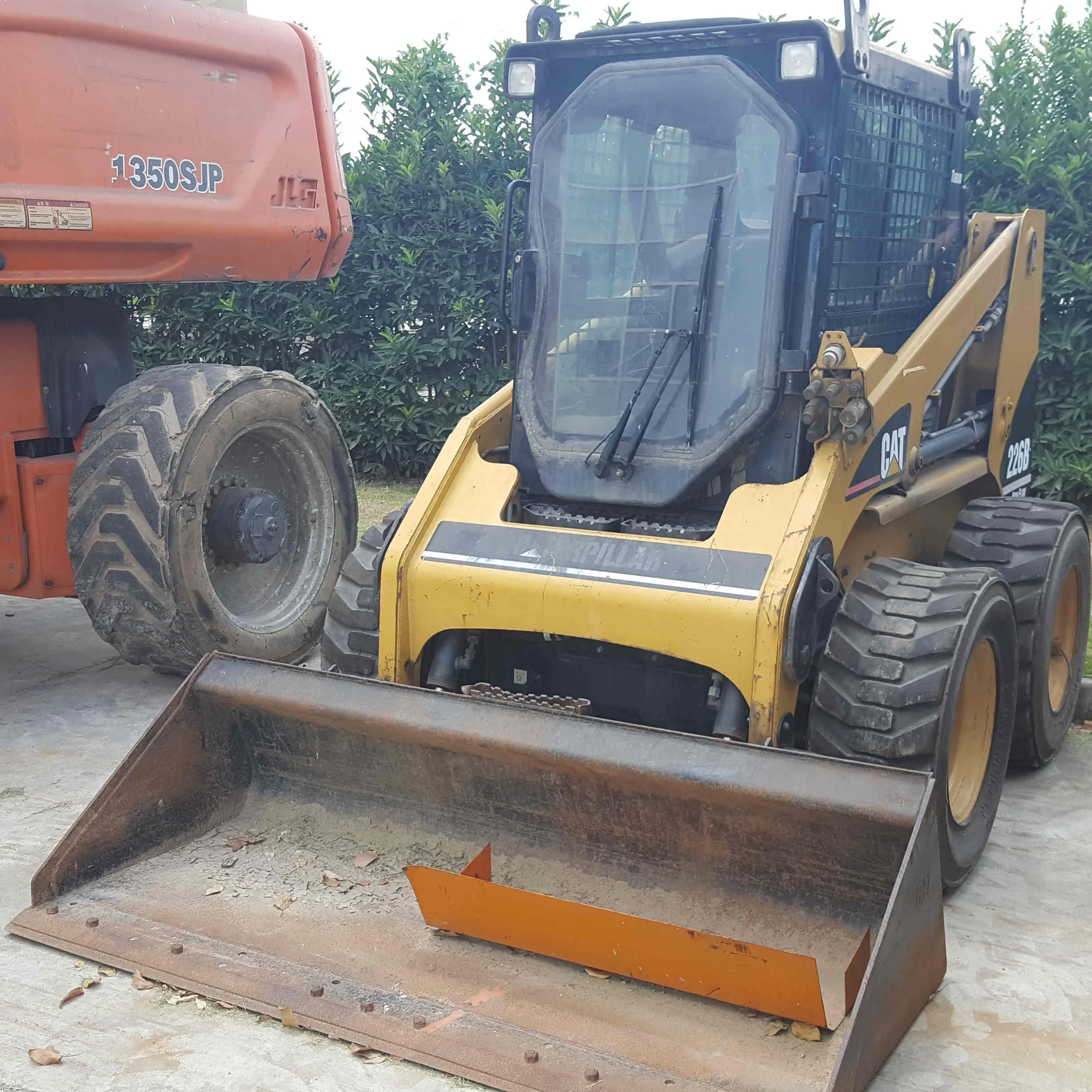 Мини-погрузчик с бортовым поворотом cat 226b тип колеса гусеница 2 тонн используется оборудование