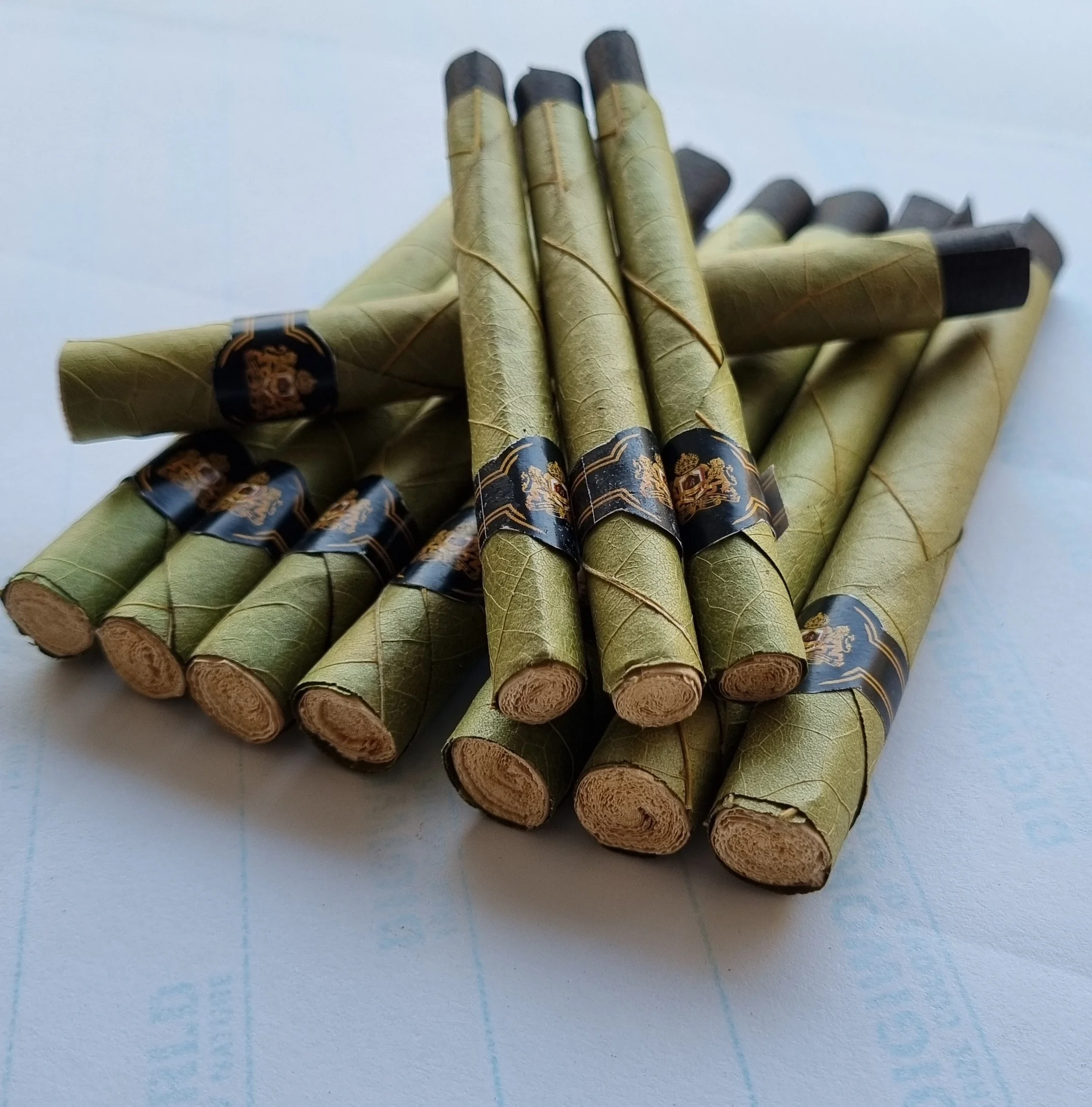 Organic hand rolled Best compatible leaf to filled herbal mixture & buds Full Natural taste pleasurable Super Slow Burning Leaf