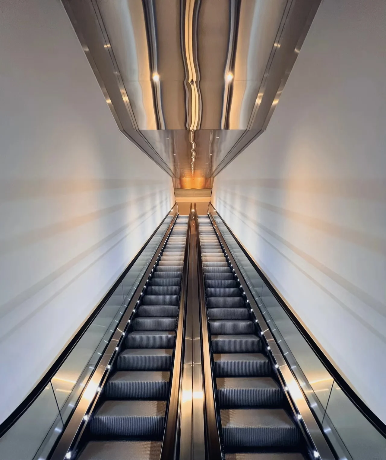 FUJI Elevator Safe and smooth high quality indoor and outdoor escalators