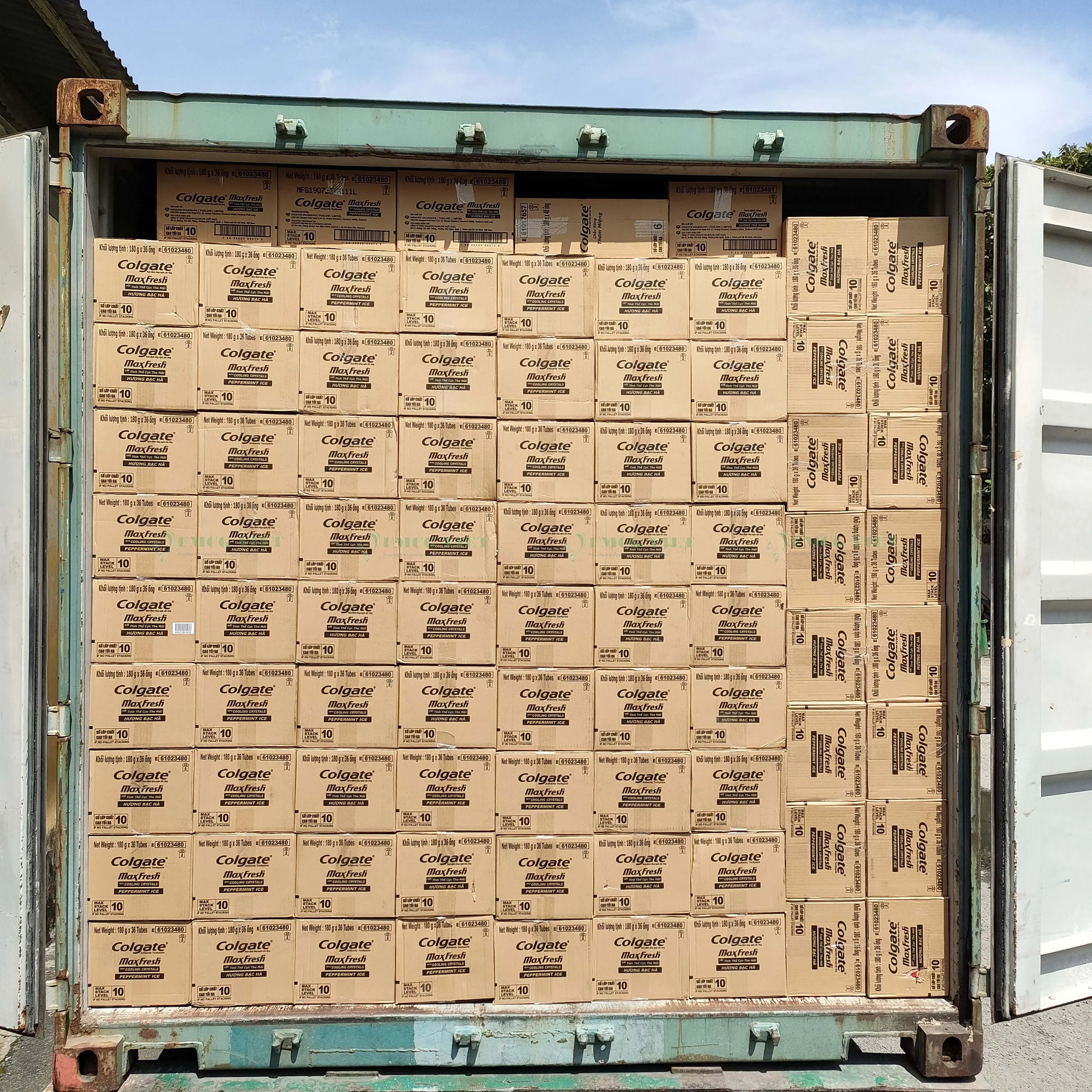 Colgate Toothpaste Maxfresh Icy Peach with Cooling Crystal 225g Free Toothbrush/ Colgate Maxfresh Icy Peach Toothpaste Oral Care