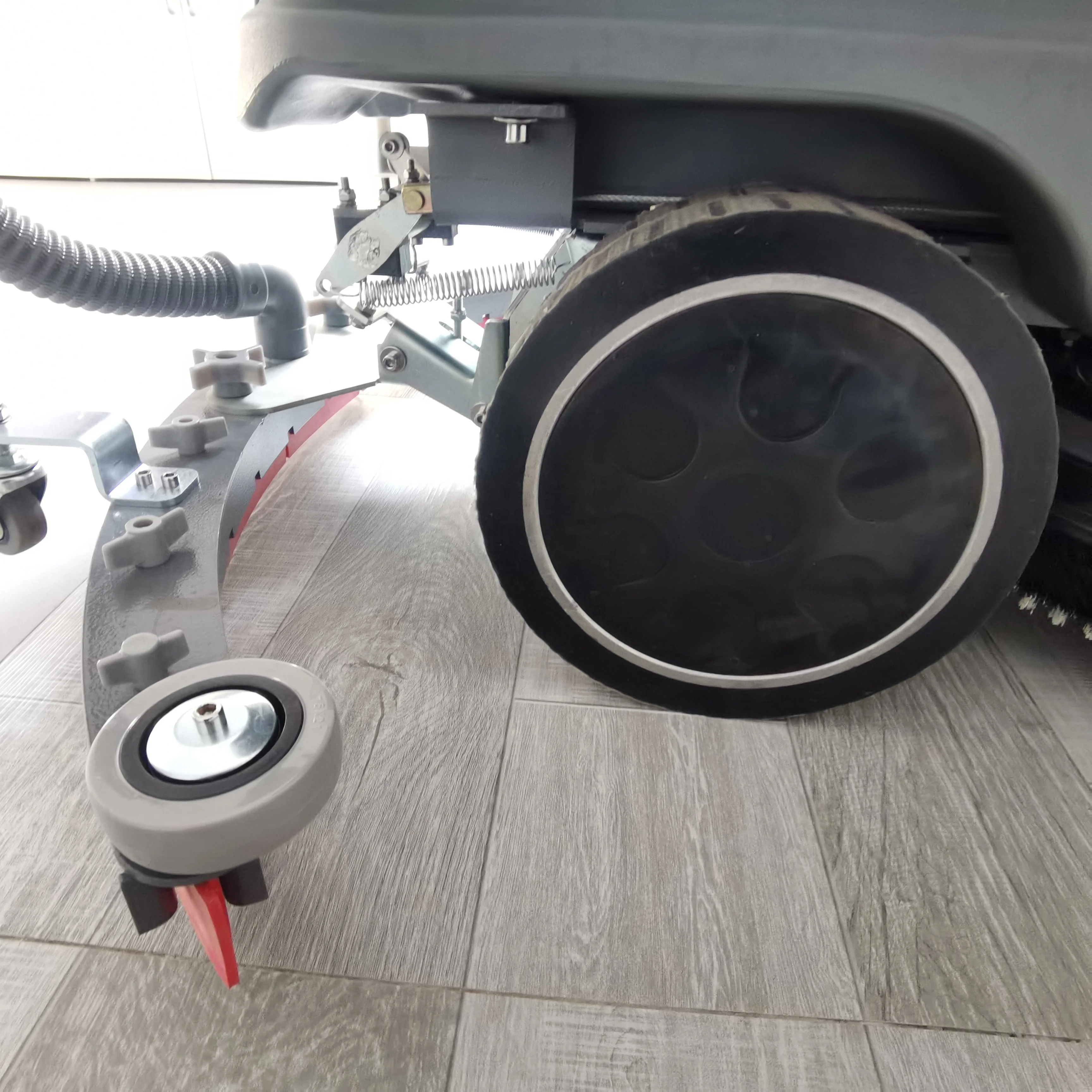 New Design Automatic Ride On  Floor Scrubber Machine In Stock For Factory Hospital