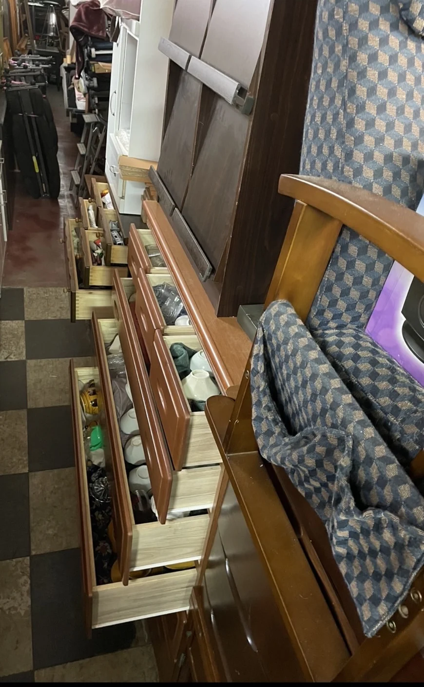 Taiwan Wholesale Used Furniture and Used Tableware, Used Ceramics Used Kitchenware for selling to Sir Lanka and Dubai