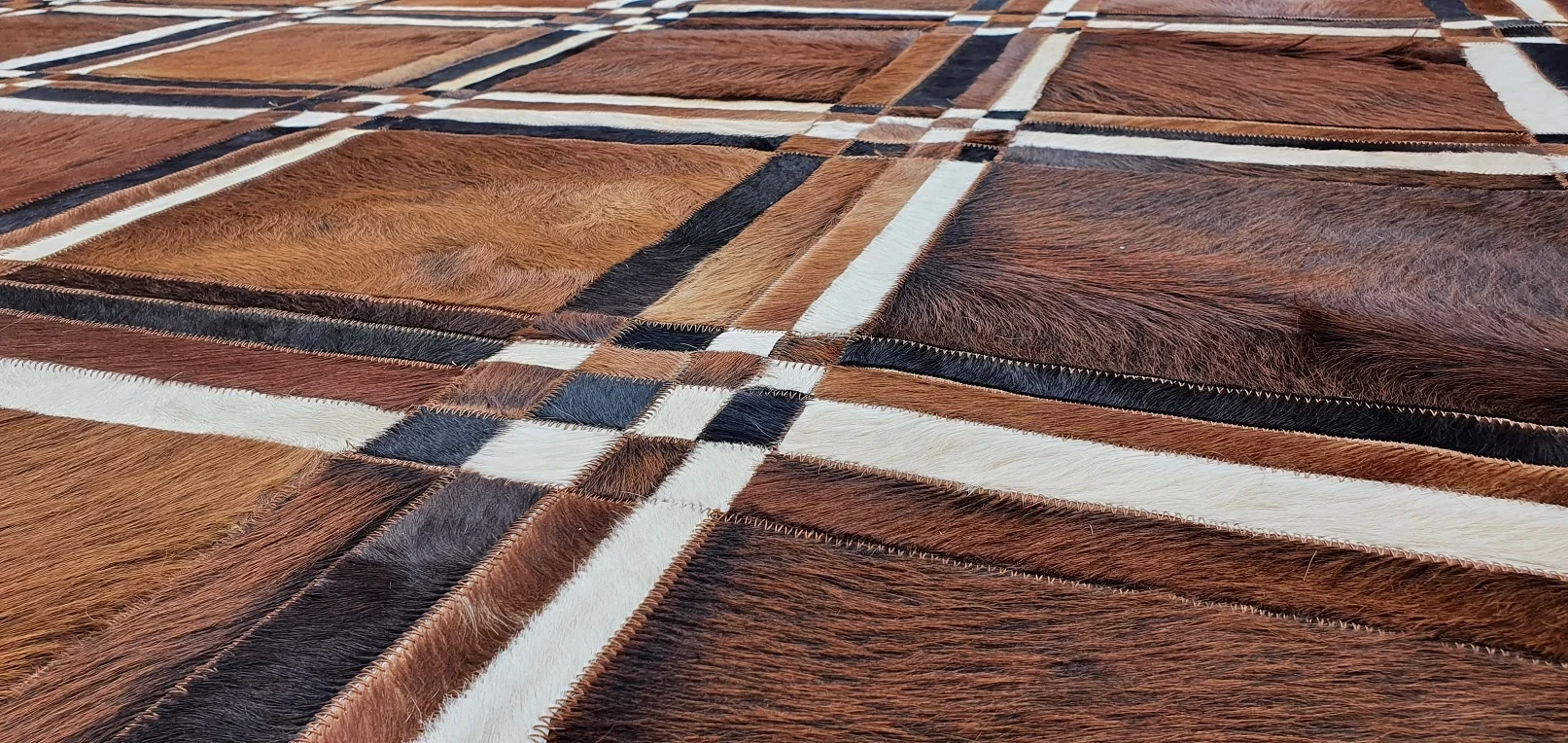 Natural Tricolor Cowhide Real Fur Genuine Cow Leather Carpet And Rugs Hair-on Handmade Patchwork Leather cowhide Area Carpets
