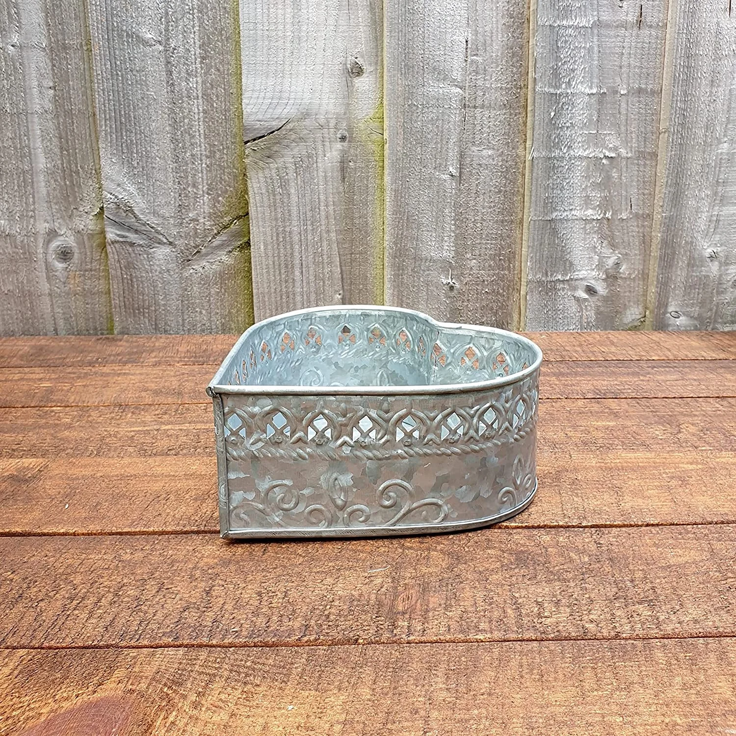 Galvanized Heart Shaped Metal Planter Pot and Storage Box For Garden and Home Decoration