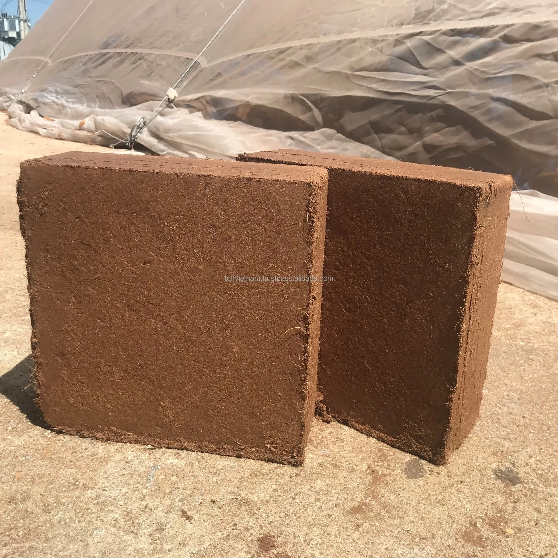 Selling Block Cocopeat Coir Pith For Plants With 550Gr Block High Quality in size 18*18*20cm good expan from Tuff Vietnam Low EC