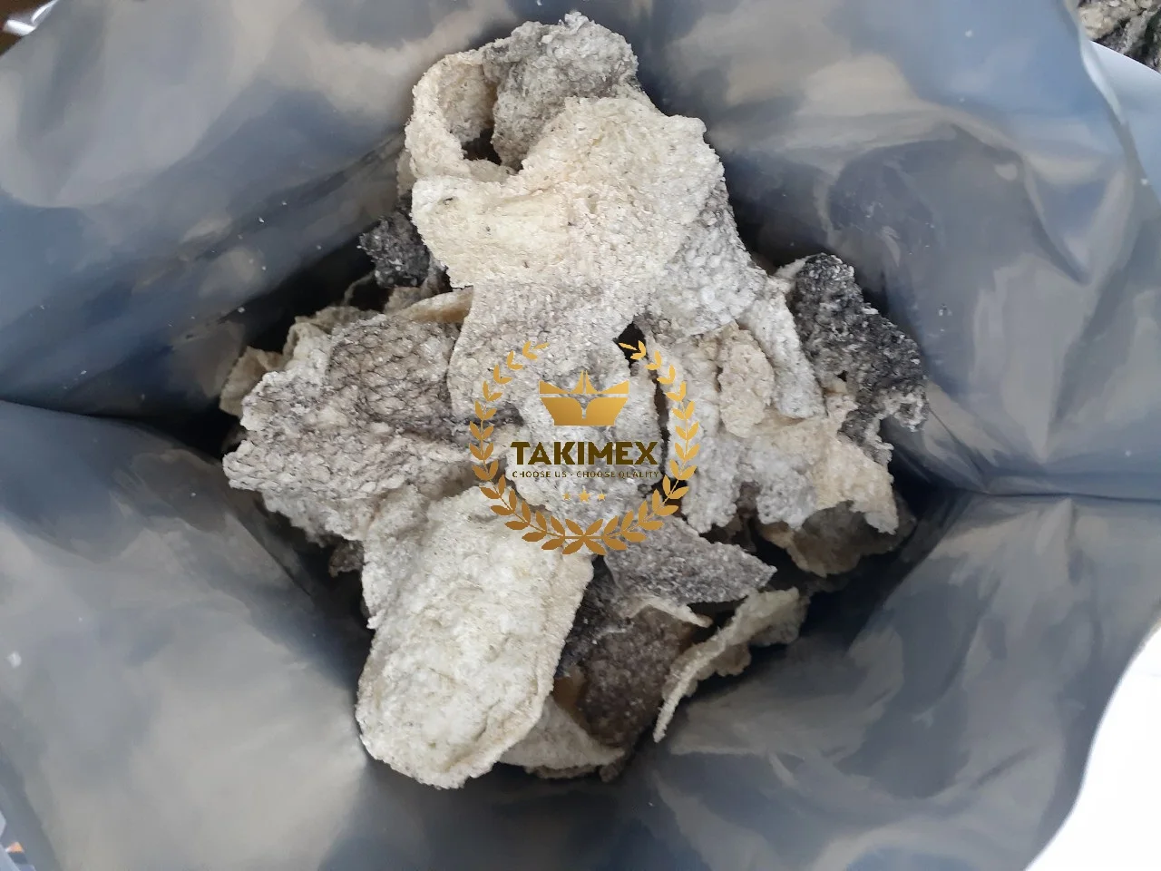 TAKIMEX VIETNAM FACTORY DIRECTLY SUPPLY FRIED FISH SKIN/ FRIED SALMON FISH SKIN PANGASIUS FISH SKIN SEAFOOD SNACKS