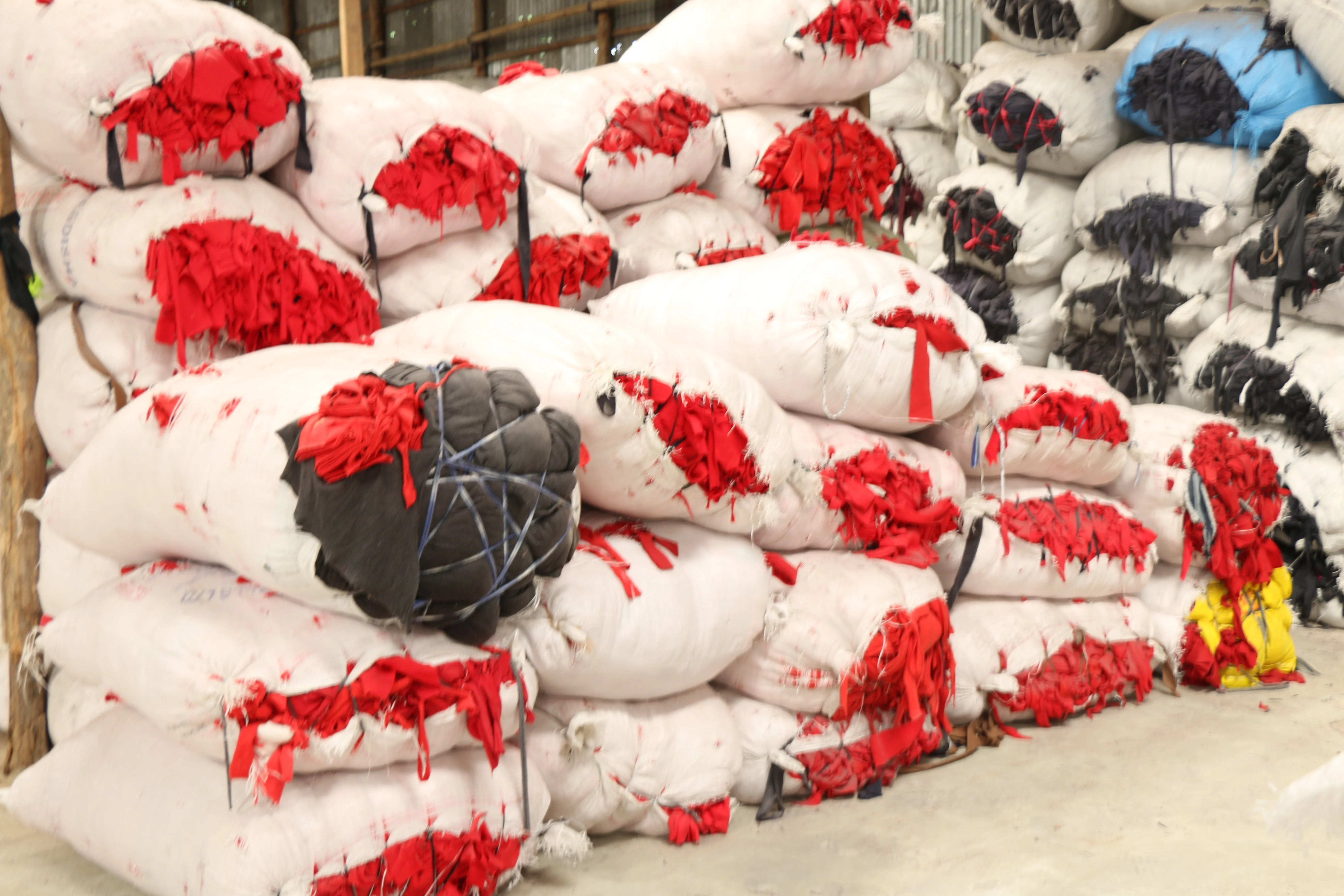 HIGH QUALITY RED COLOR GARMENT FABRIC WASTE TEXTILE WASTE FOR RECYCLE FROM BANGLADESH KNIT FABRIC WASTE AND RAGS