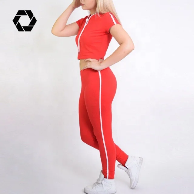 Женский укороченный спортивный костюм красный комплект с капюшоном