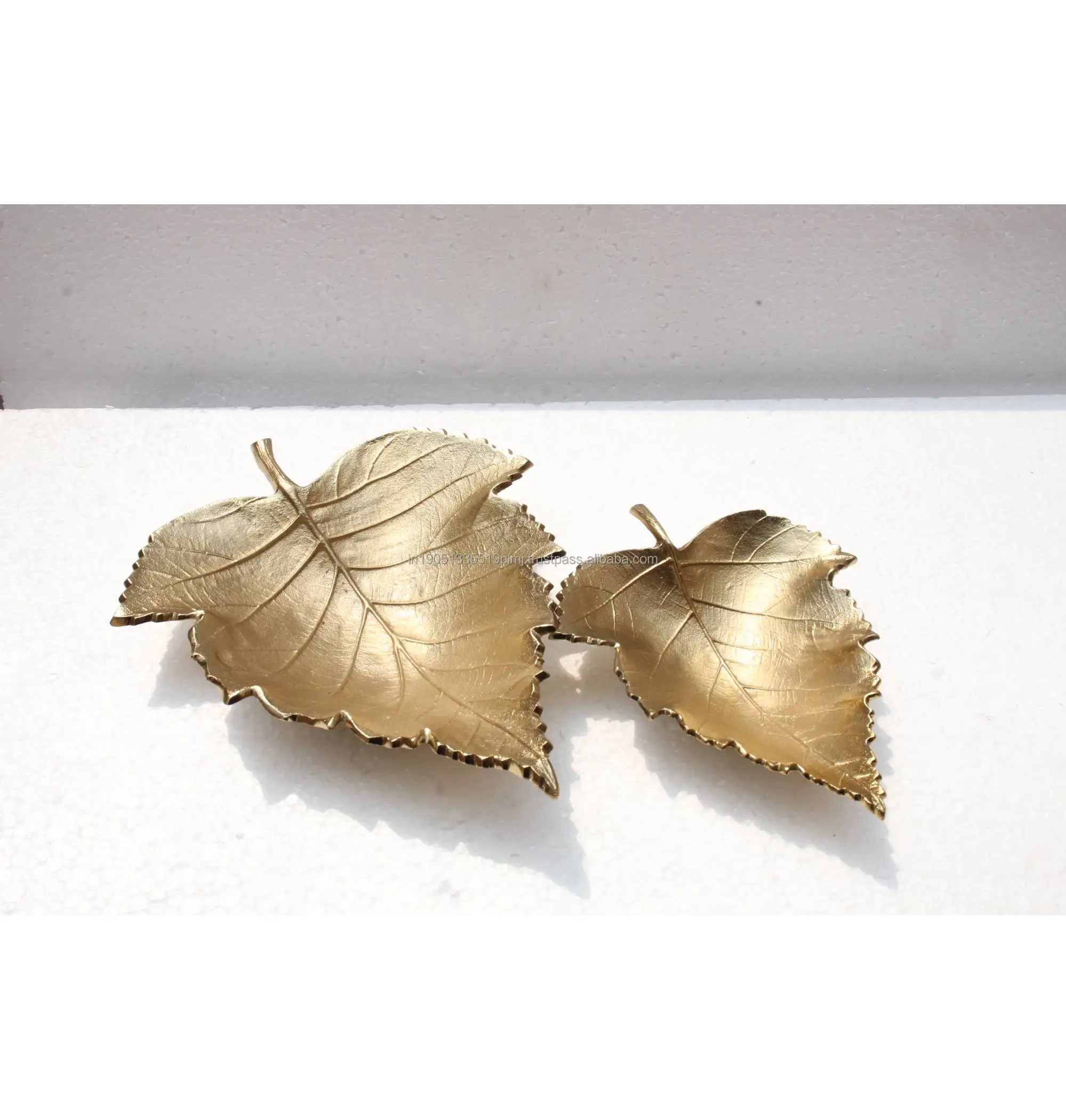 Set Of 2 Aluminium Decorative Tray Leaf Shape Gold Plated Decorative Tray For Christmas Decorative Aluminum Tray