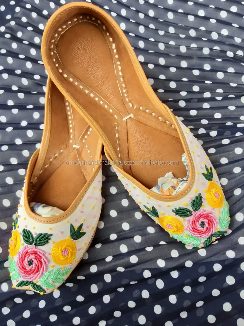 Embroidery Juttis Ladies Breathable Leather Shoe Strap Closure Flat Design Anti-Slip Jelly Insole Party Wear Indian Traditions