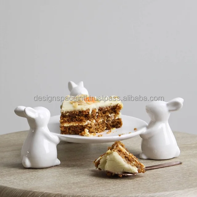 Классическая белая керамическая подставка для торта с тремя кроликами по подходящей цене