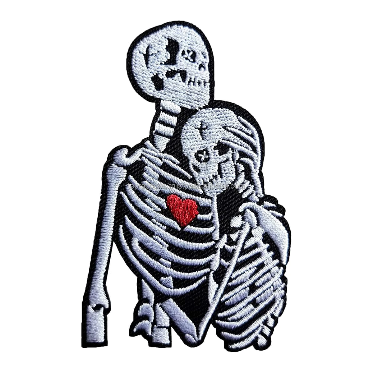 Нашивка в виде черепа с красным сердцем