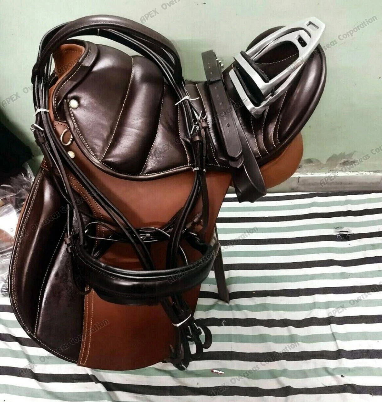 Horse Racing Gear Cowhide Saddle Set High Quality English Saddle Soft Smooth Skin Proof Leather Saddle for Horse Riding