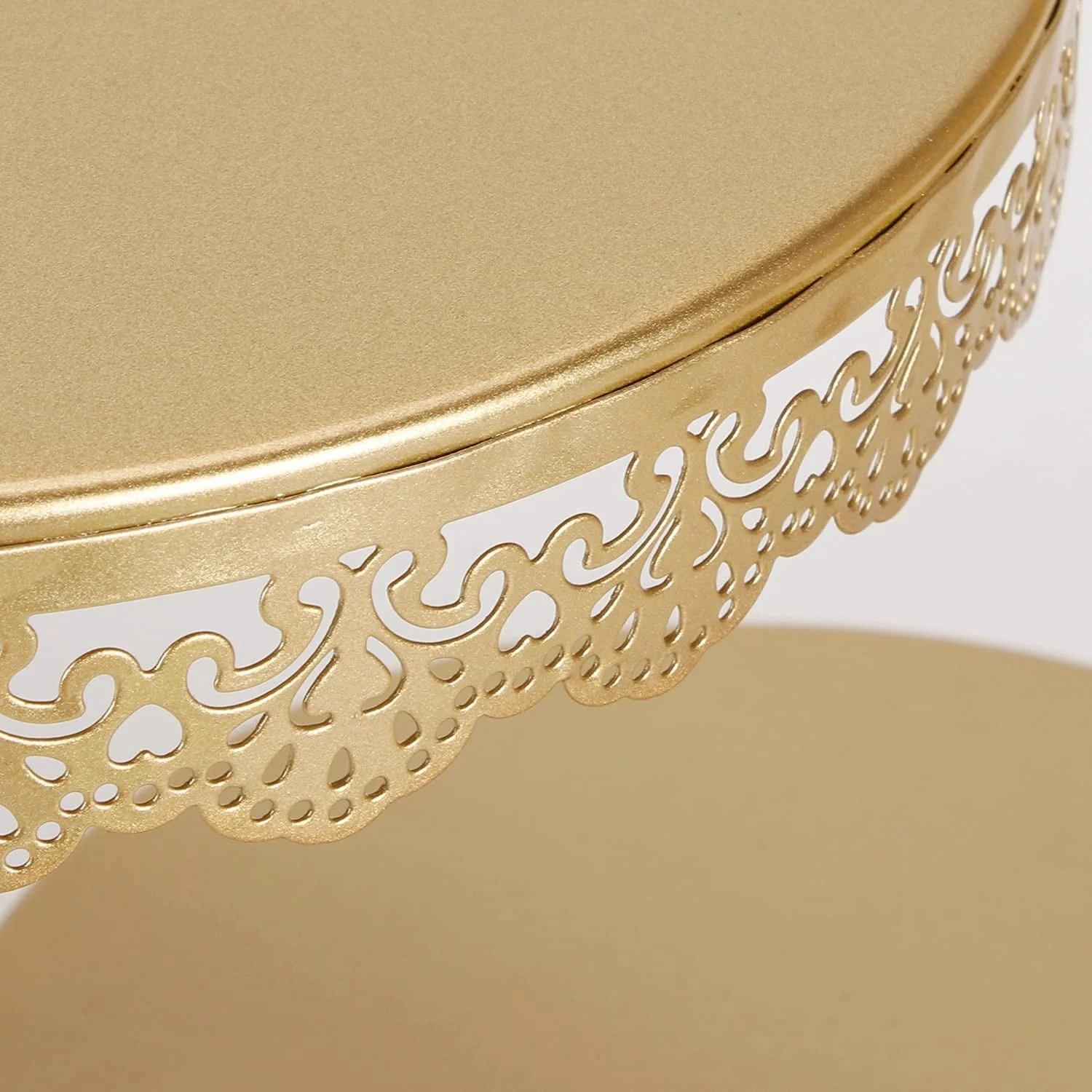 This Glamorous Metal And Glass Cake Display Stand Gives A luxurious Touch To Your Wedding Ceremony And Corporate Dinning