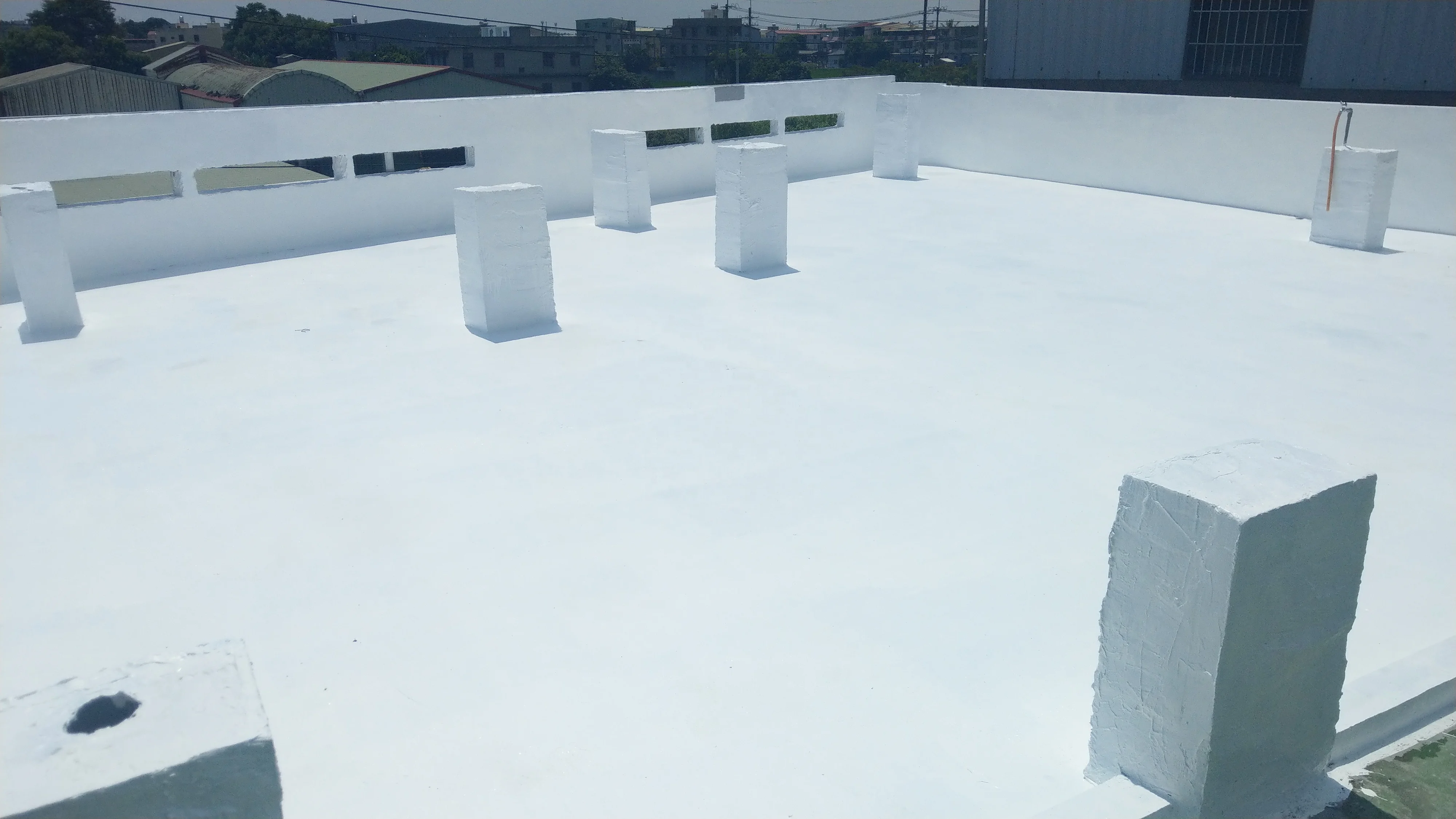 Распылительная краска на стене и крыше бетона металла от Nervia для антикоррозийного водонепроницаемого покрытия