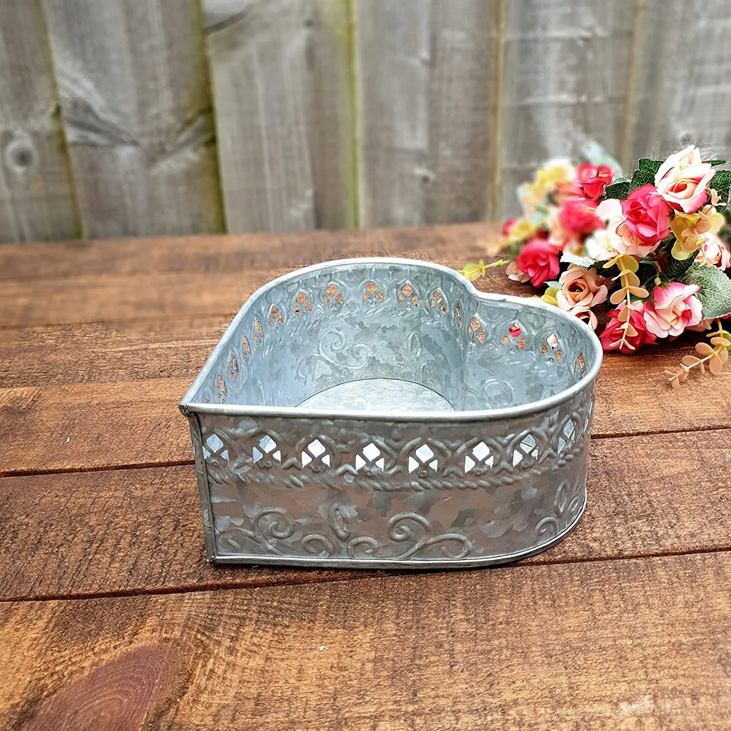 Galvanized Heart Shaped Metal Planter Pot and Storage Box For Garden and Home Decoration