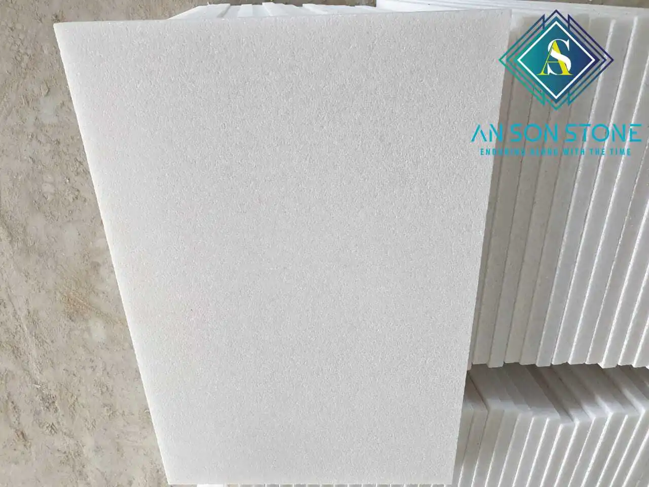 Белая мраморная плитка с пескоструйной обработкой