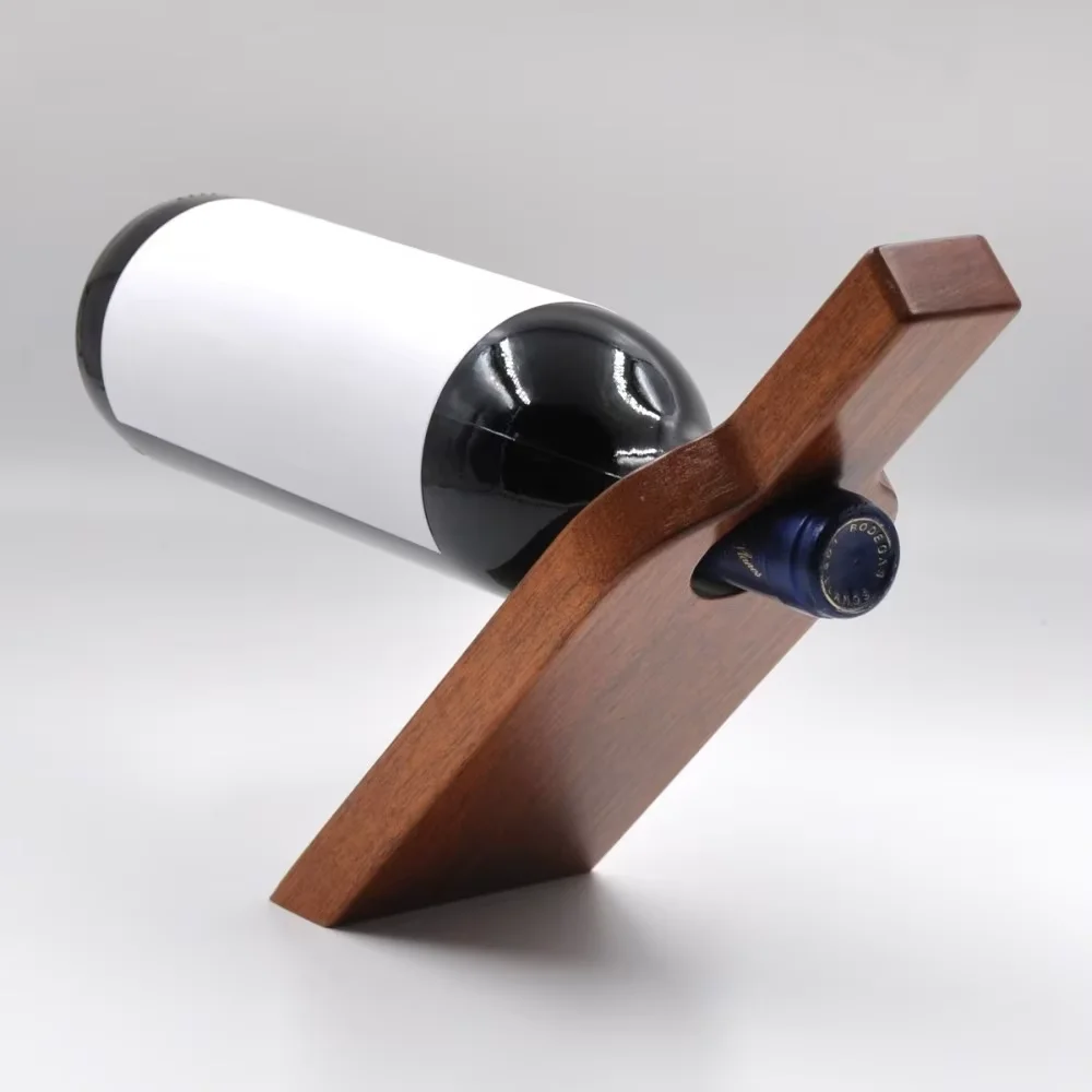 Элегантность ручной работы: декоративная деревянная бутылка вина и стеклянная подставка