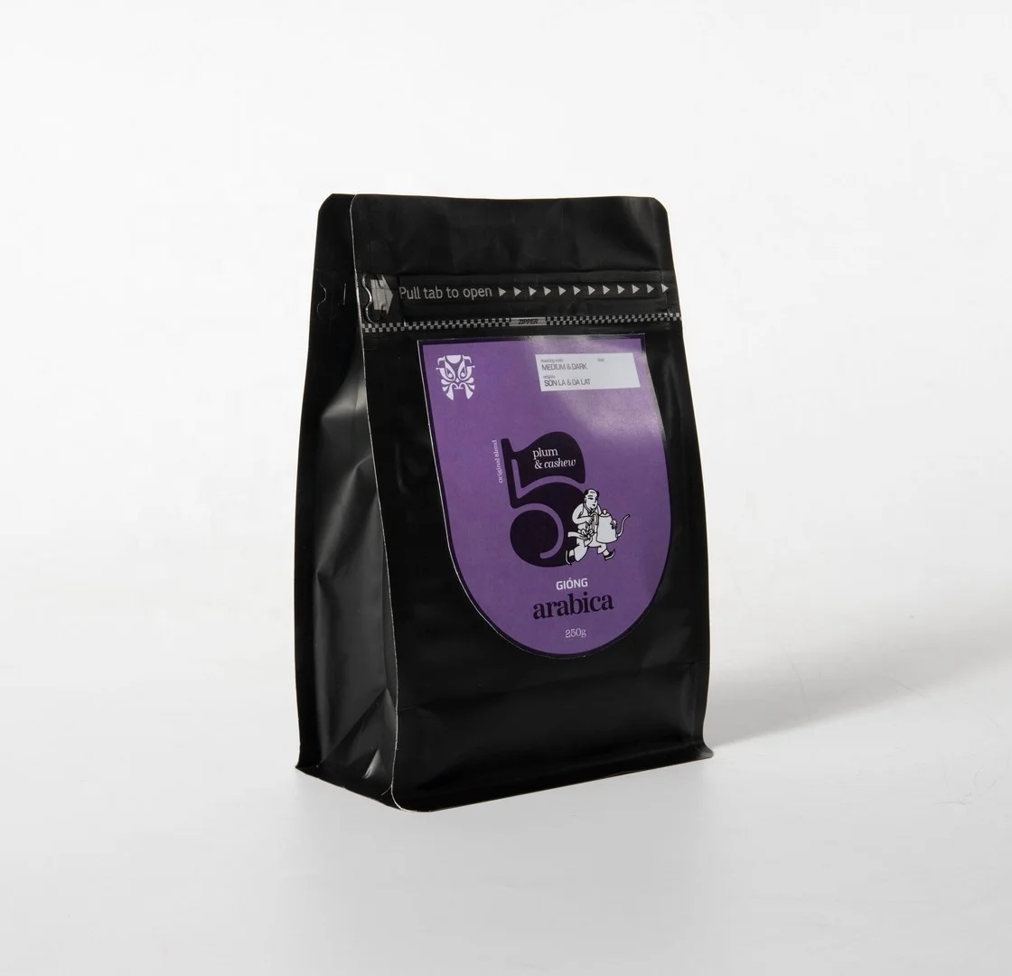 100% arabica coffee with Plum & Cashew flavour notes Giong Arabica 5 THE FESTIVE COFFEE Medium & Dark roast in whole beans