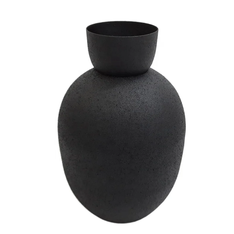 Декоративная металлическая ваза для цветов