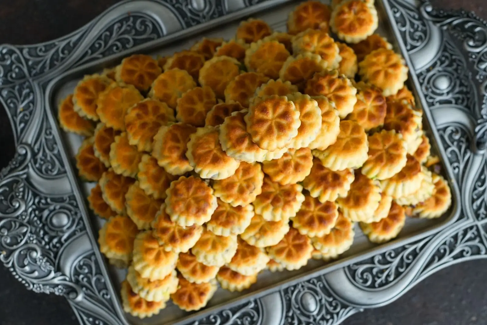 Wholesale sales Al Sultan Sweets Maamoul Dates metal boxr  Exquisite Oriental Sweets Assortment oriental sweets halal