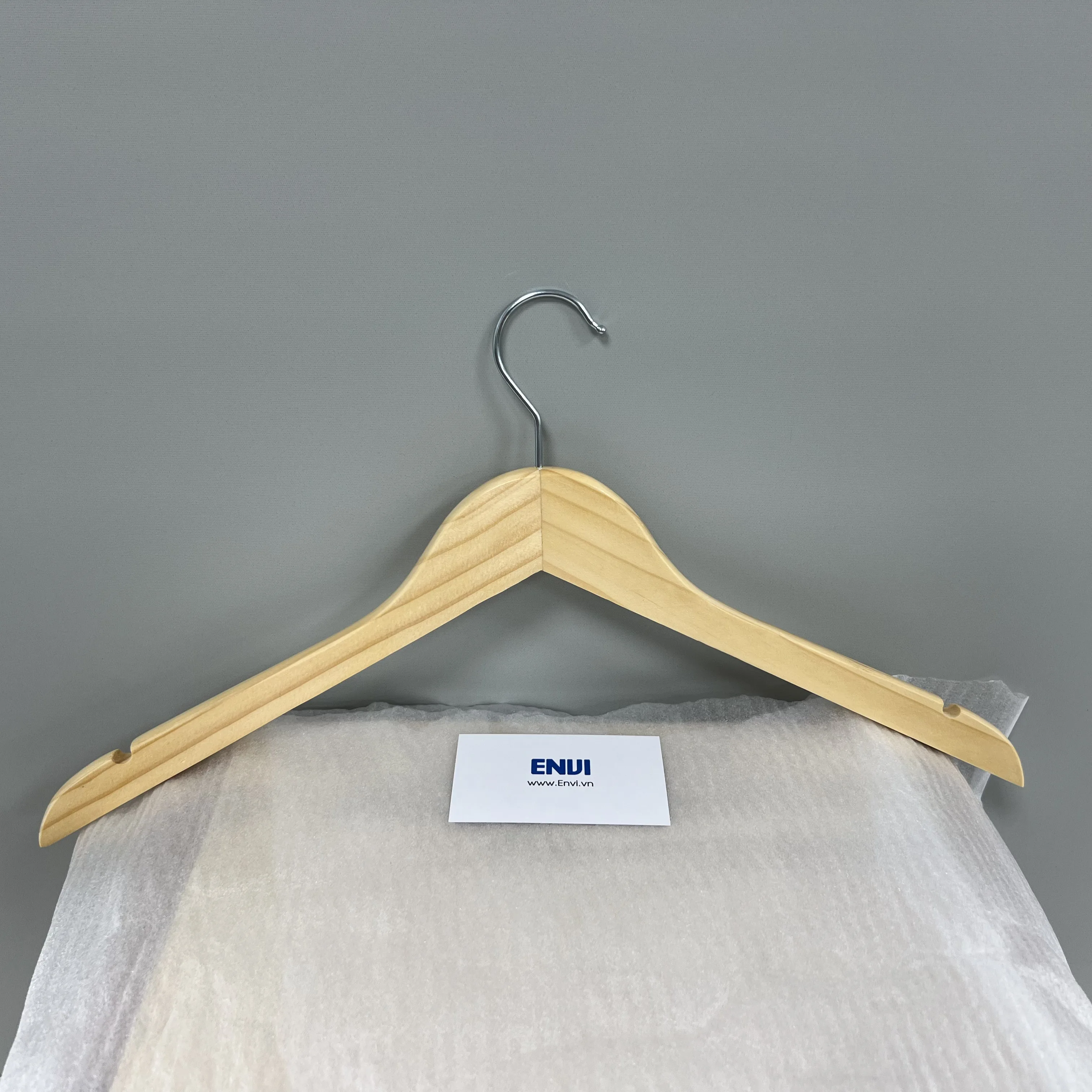 Высококачественные деревянные вешалки низкая цена оптовая продажа Вешалка из сосны Прямая доставка от вьетнамской фабрики для одежды