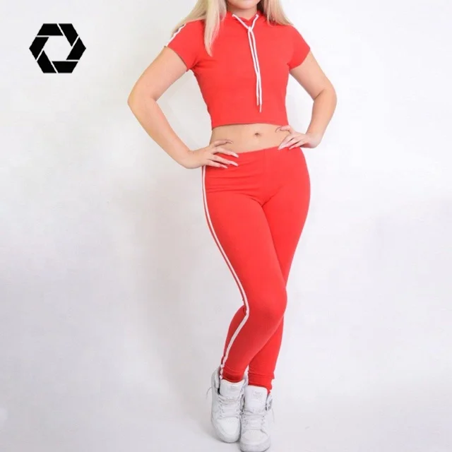 Женский укороченный спортивный костюм красный комплект с капюшоном