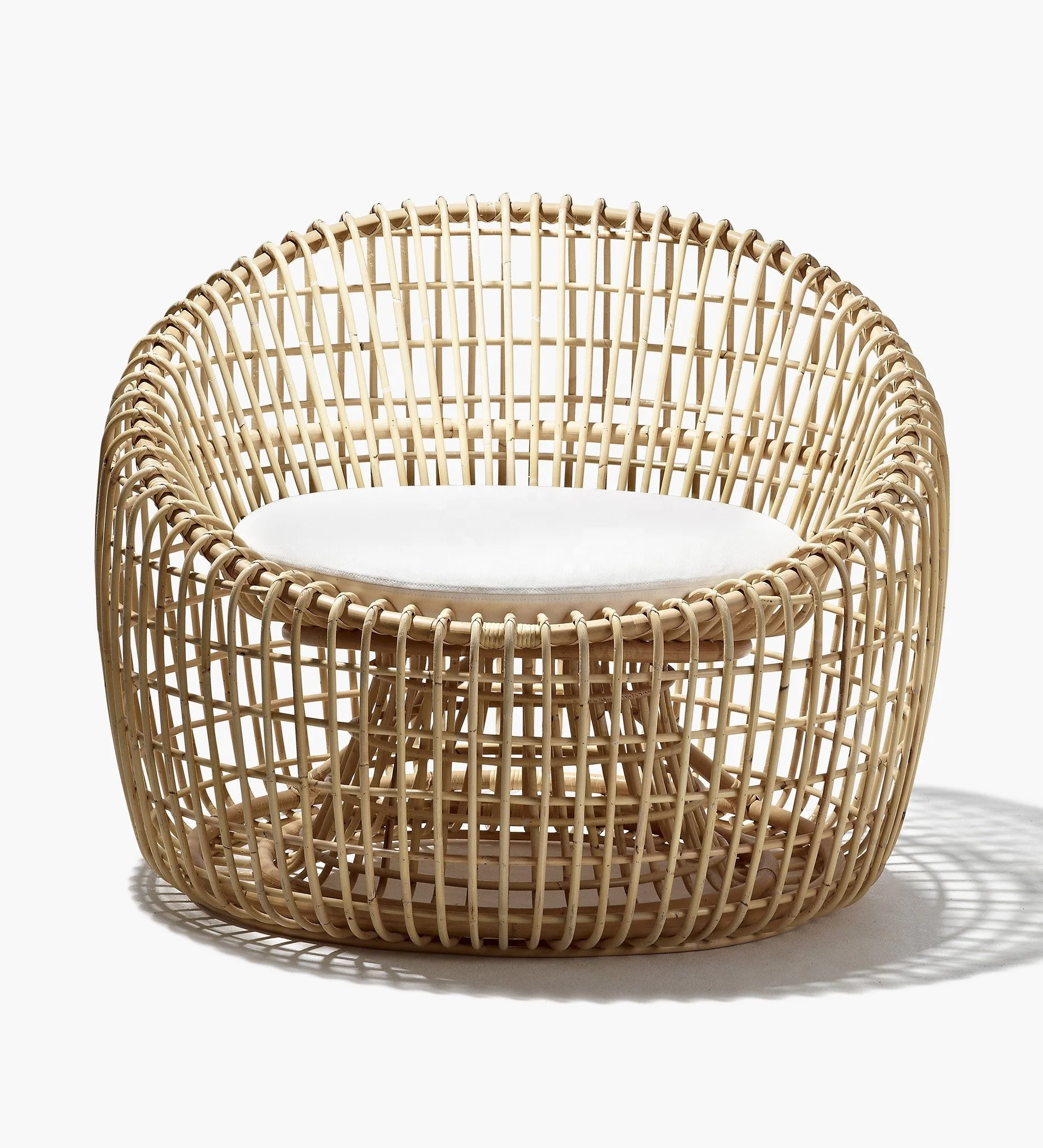  Стул из ротанга в скандинавском стиле для декора гостиной