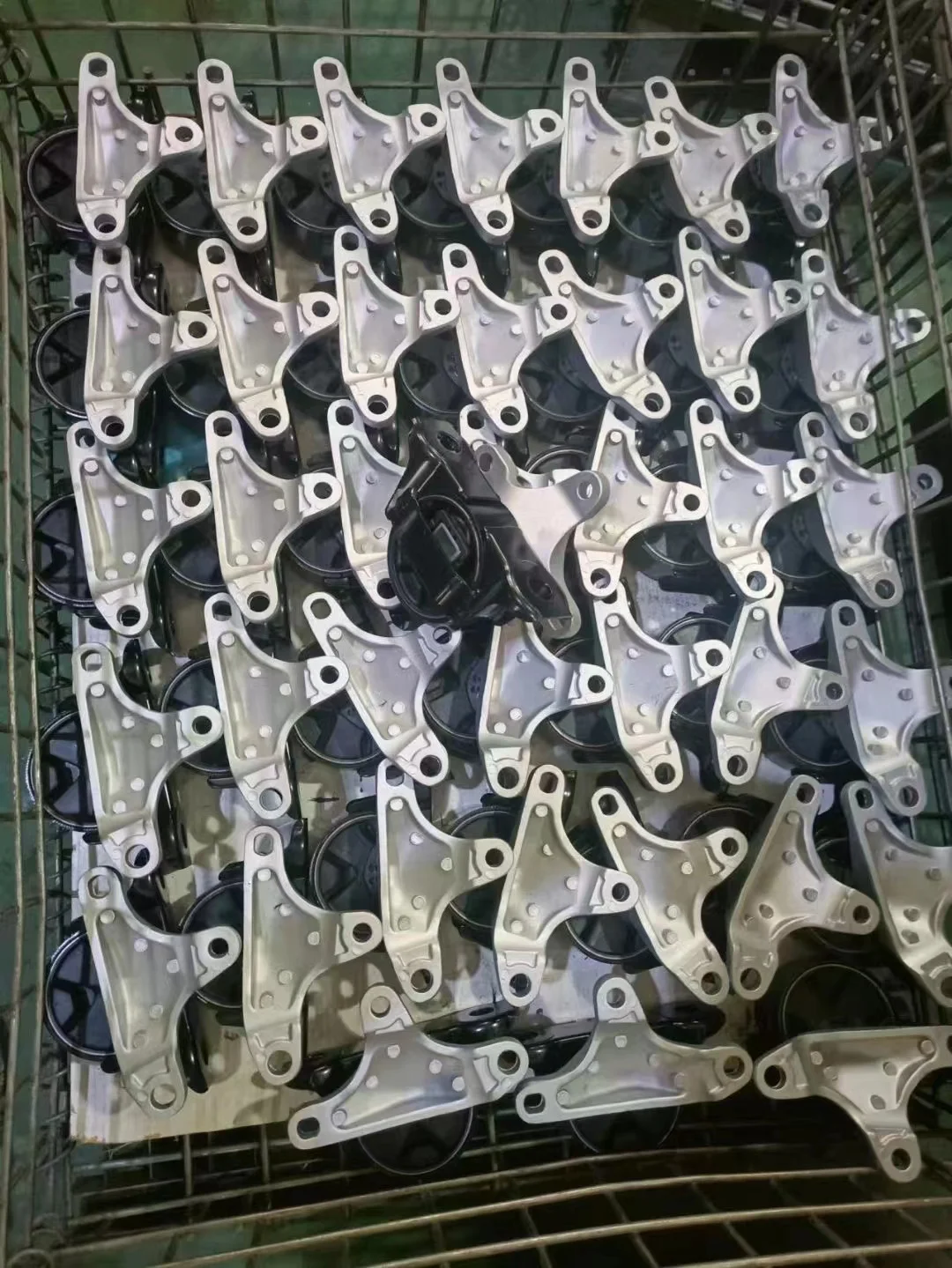 Whole sale Auto Parts Engine Mount For BENZ 210 240 03 18