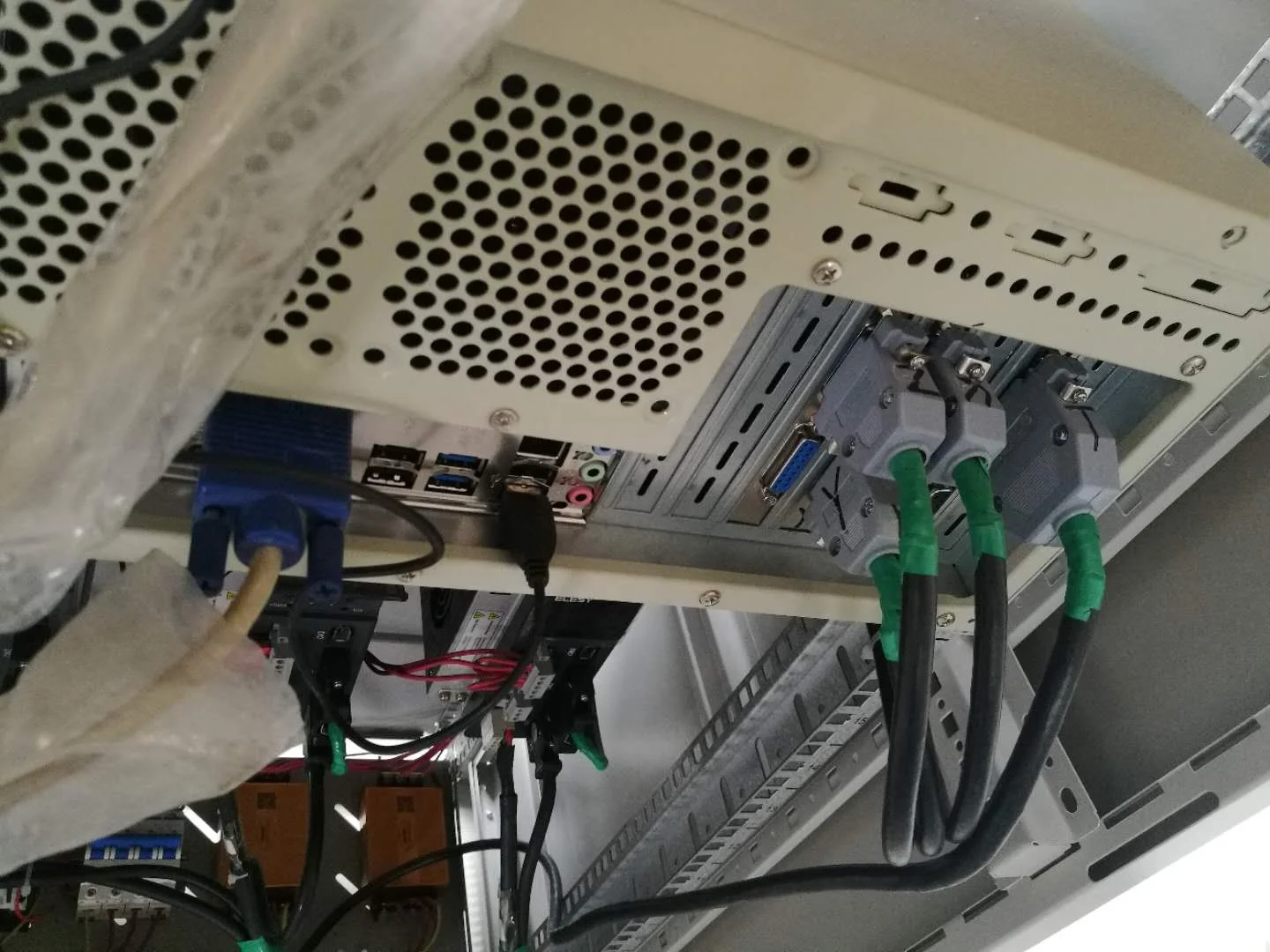 Автоматическая промышленная машина для квилтинга из нетканого материала и