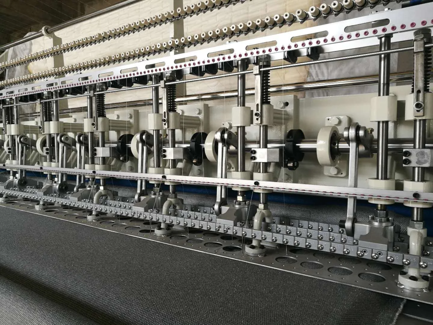 Автоматическая промышленная машина для квилтинга из нетканого материала и